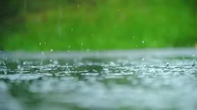 升格下雨雨天夏季阵雨雨中水面湖面雨滴视频的预览图